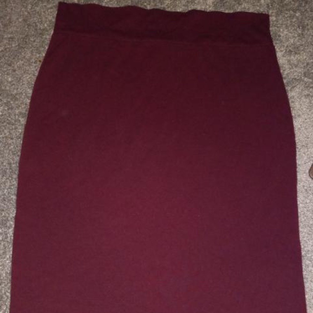 Medium Maroon colored Pencil skirt